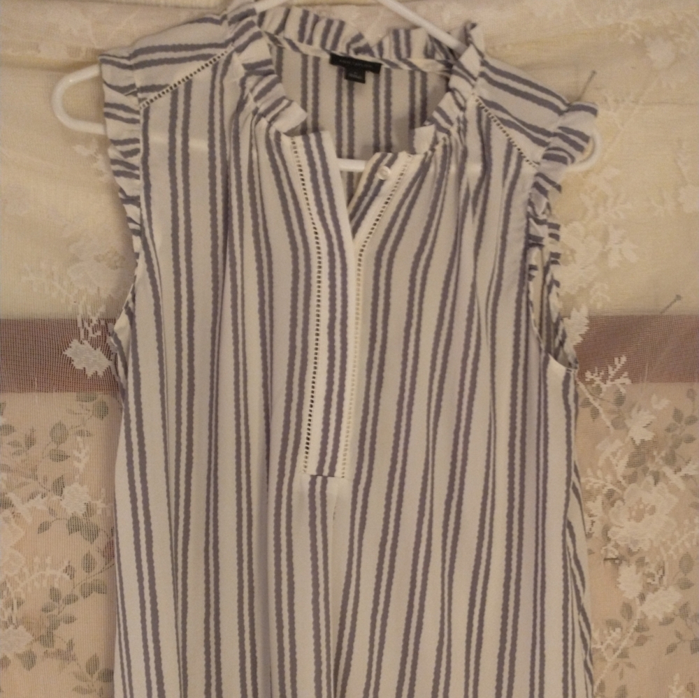 NWOT Anne Taylor white gray stripe pull on top size Sm ruffle V neck & sleeve